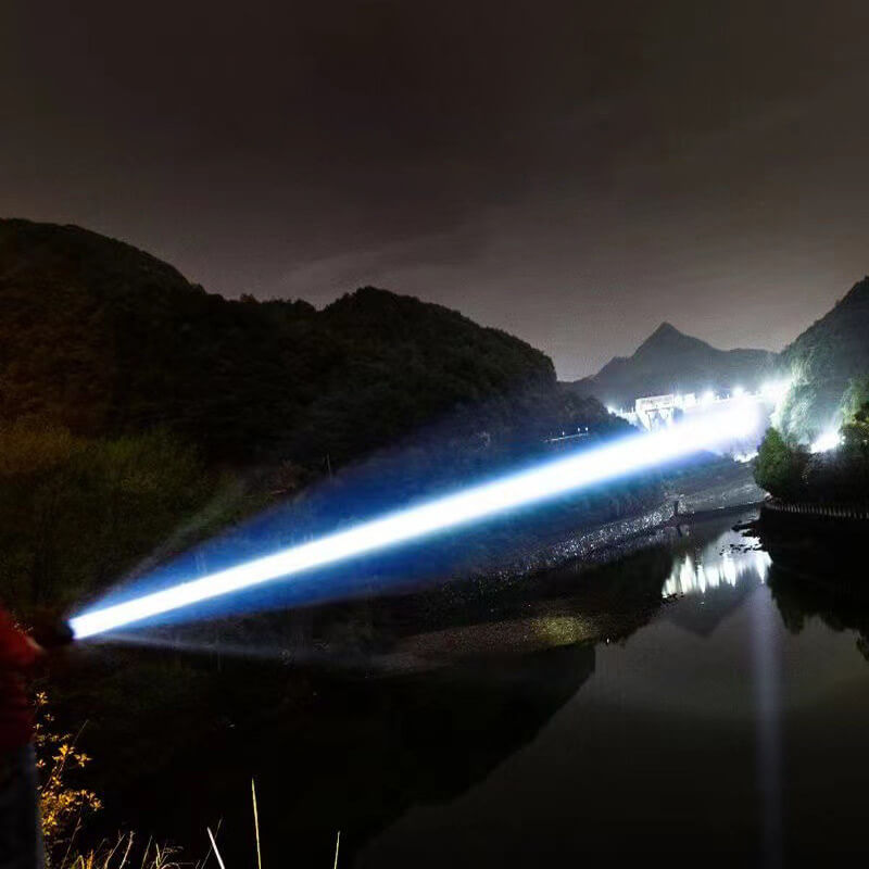 Ultra bright long-range high-power flashlight